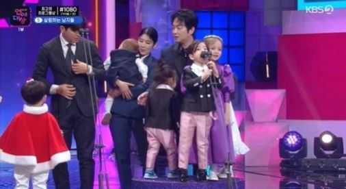 《超人回來了》的一眾小朋友上台領獎時，場面混亂。