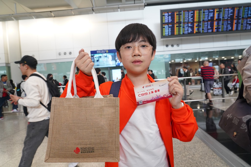 13歲的張同學表示，國產民航客機處於起步階段，C919首次用於中國內地以外的定期航線，是別具意義的里程碑，故自己特地購票體驗首航，打算即日返回上海。何健勇攝