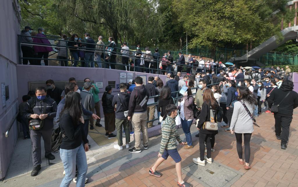 不少市民在「疫苗氣泡」擴大前打第一針。
