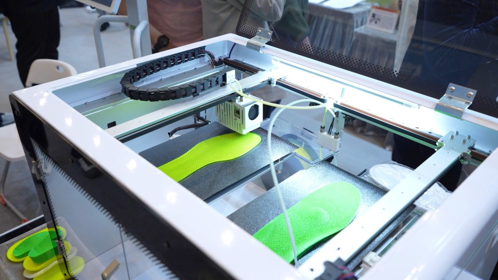 晉江以鞋業聞名,個人定制的 3D 打印矯正鞋墊,把學術技術與晉江製造優勢結合。 晉江以鞋業聞名,個人定制的 3D 打印矯正鞋墊,把學術技術與晉江製造優勢結合。