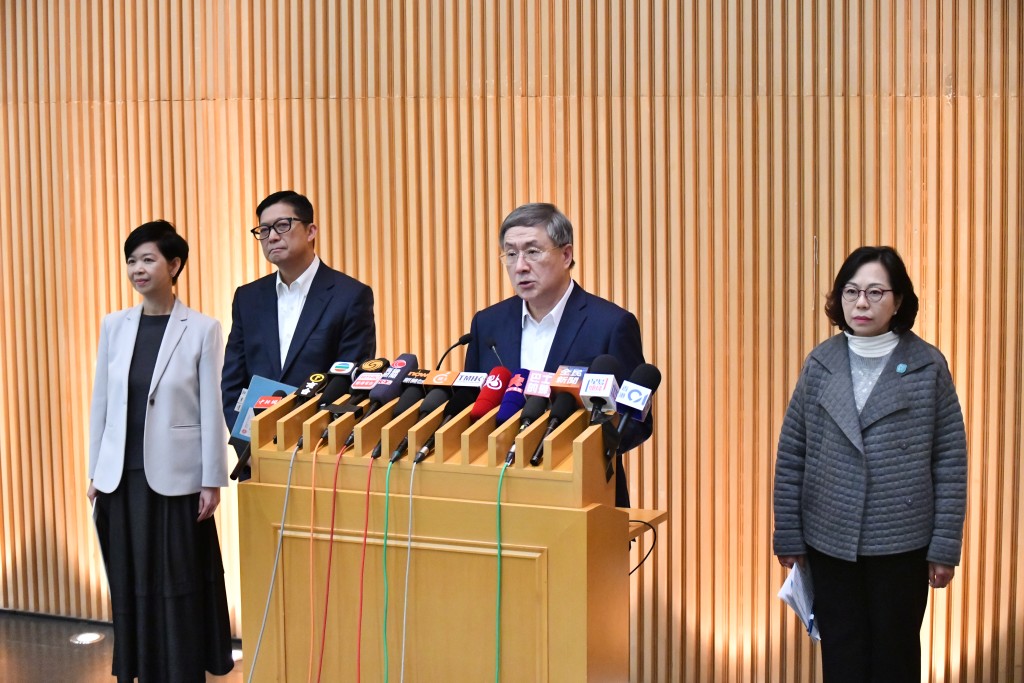 政府今日（27日)就大埔宏福苑七幢受火樓宇居民返回單位執拾的安排會見傳媒。