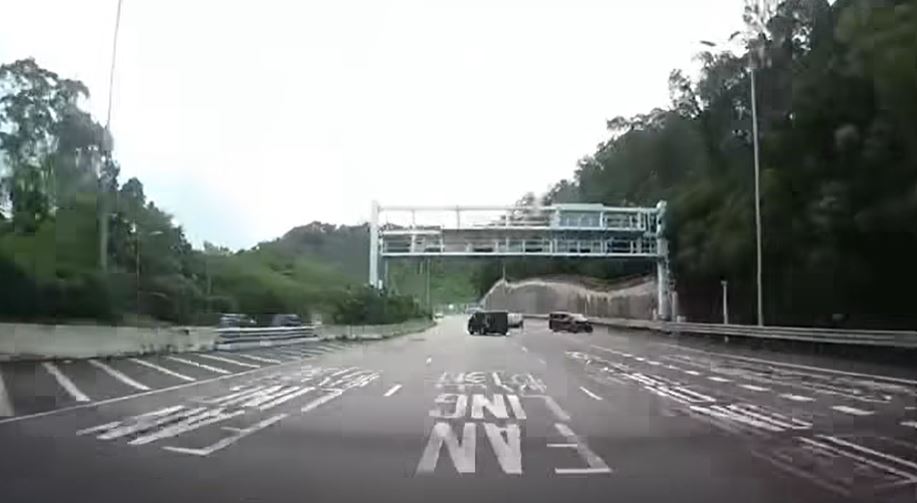 七人車橫越三線至左線撞壆始停。fb馬路的事 (即時交通資訊台)Kwok Kin Wang影片截圖 