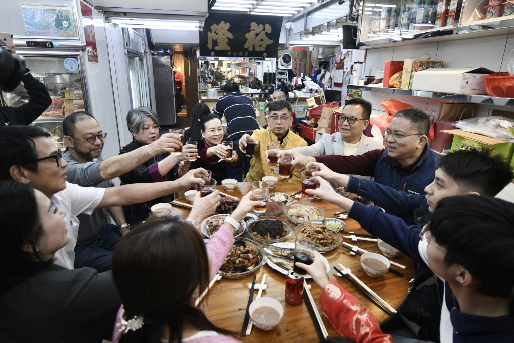 西營盤裕隆號海味店繼續秉承傳統,款待約20位親友及夥記。 西營盤裕隆號海味店繼續秉承傳統,款待約20位親友及夥記。