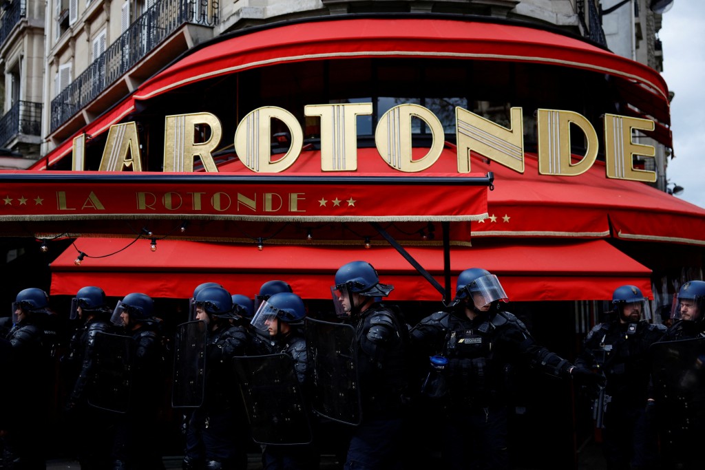 巴黎著名的圓亭咖啡館（La Rotonde）亦遭殃。 路透