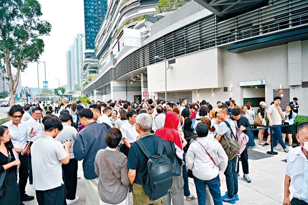 大圍站新盤柏傲莊III昨吸引大批準買家前往睇樓。