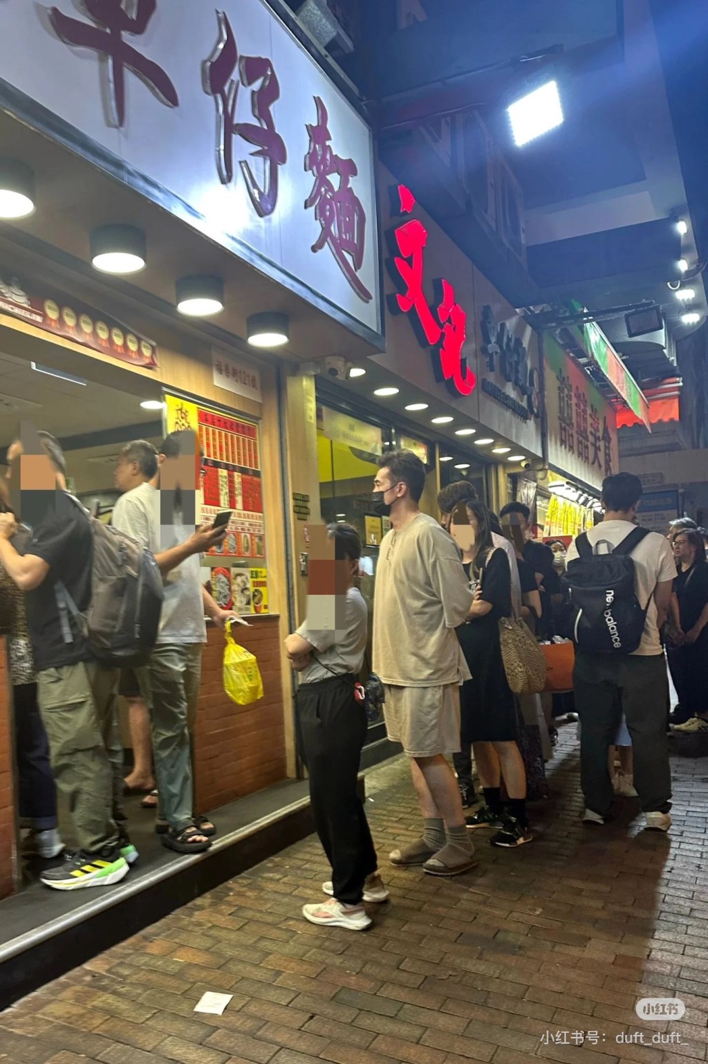 陳豪打扮非常輕鬆與一眾市民一同排隊買麵。
