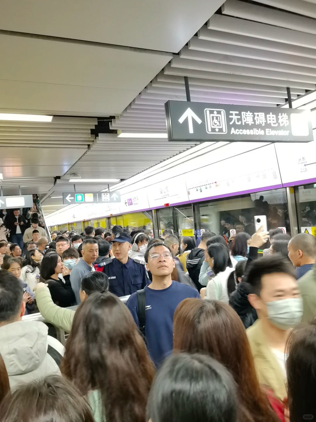 深圳地鐵留仙洞站因13號線開通，導致換乘客大增，繁忙時段出現擠堵情況。小紅書 