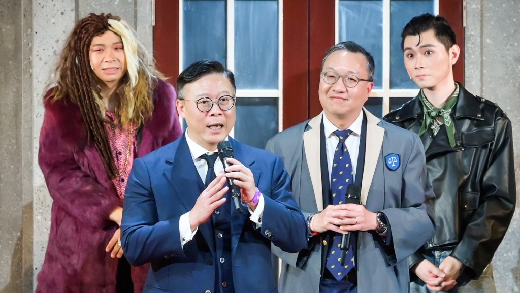 林定國（右二）和張國鈞（左二）分別飾演律政學院校長和副校長，帶領學生踏上緊張刺激的冒險旅程。政府新聞處