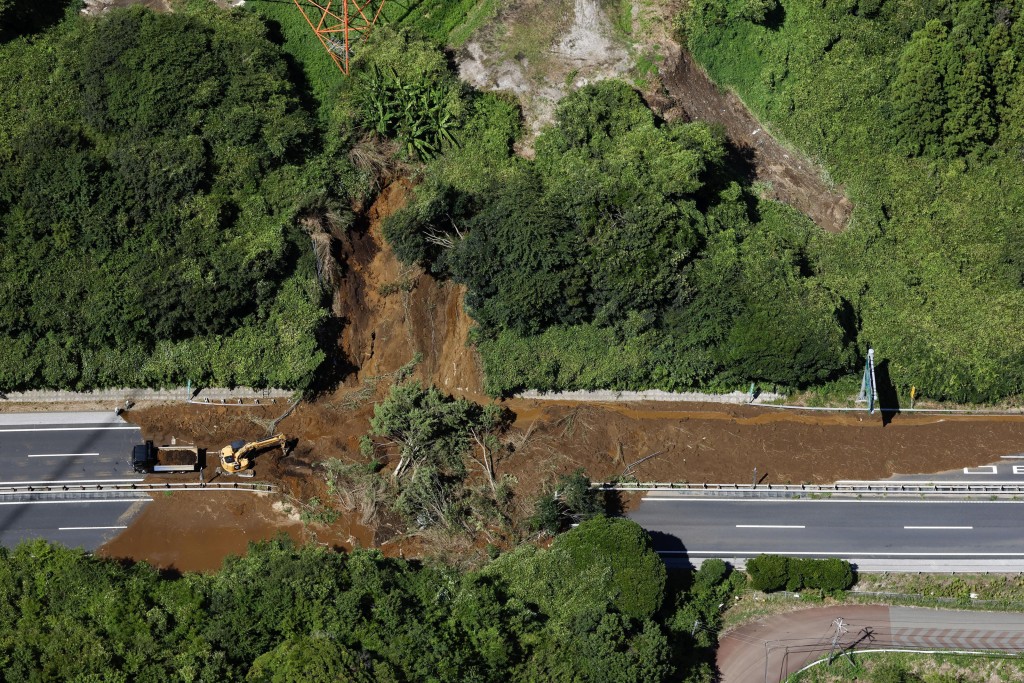 日本千叶县遭遇破纪录暴雨，多处出现路陷。路透社