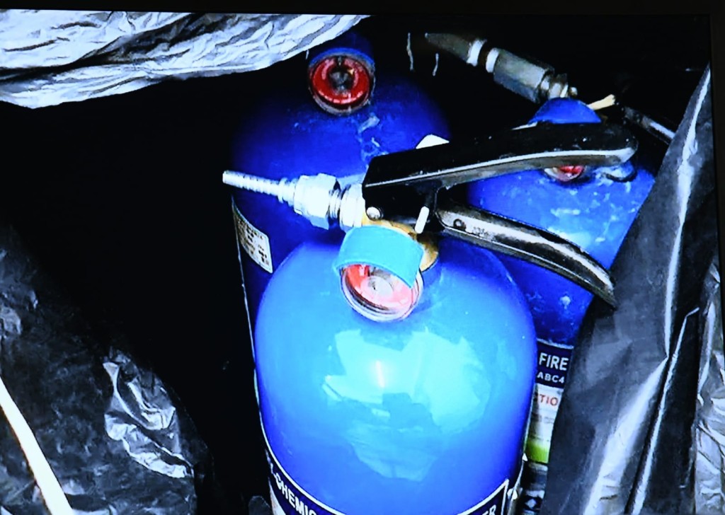 滅火器裏發現電油。