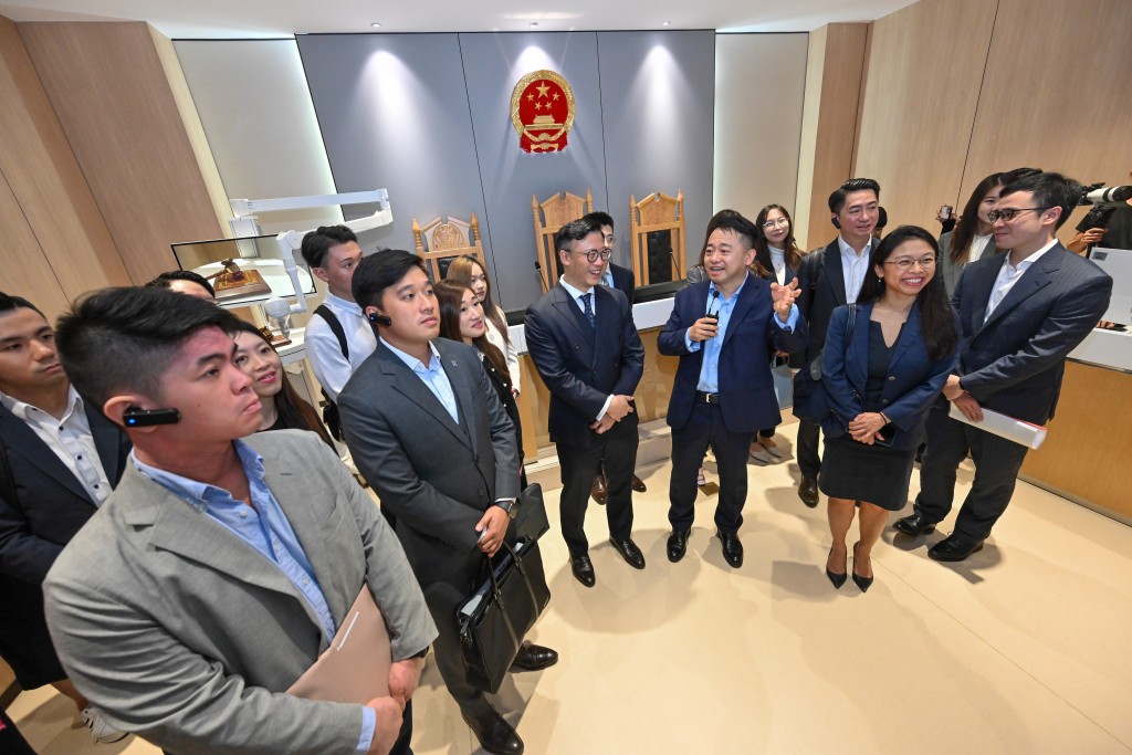 張國鈞（右四）與代表團其他成員在深圳參觀深圳前海合作區人民法院的互聯網法庭，並聽取該法院院長卞飛（右三）的介紹。