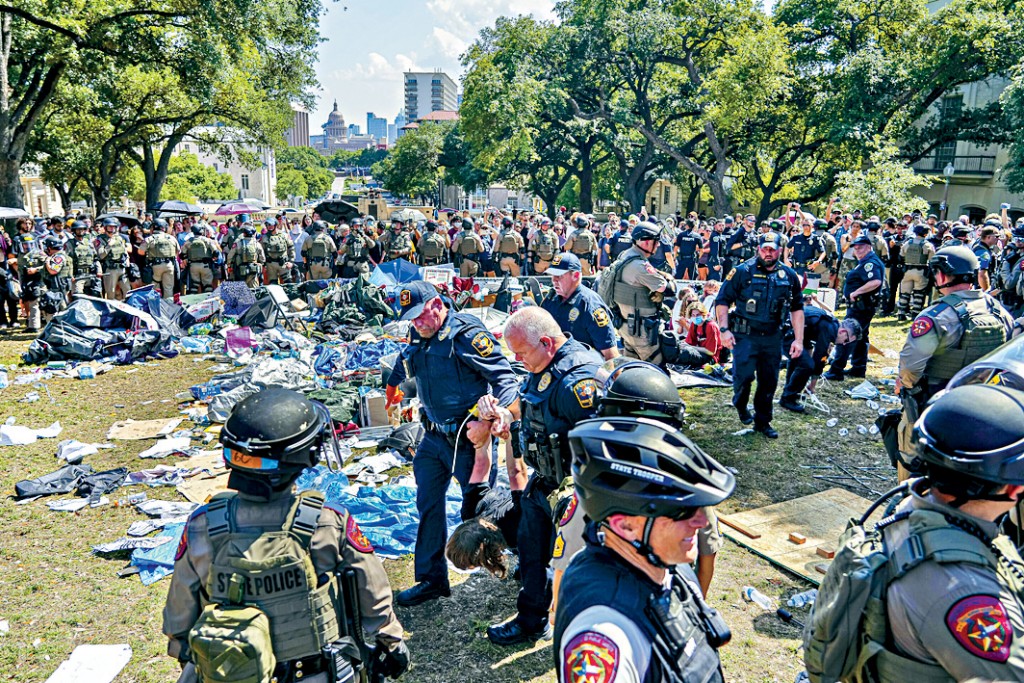 在德州大學奧斯汀分校,警察周一拘捕示威者。