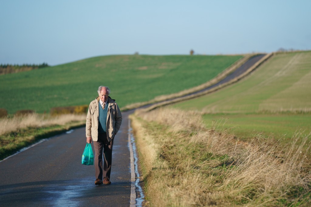 电影跟据小说中的徒步路线，全程实景拍摄乡村美景。