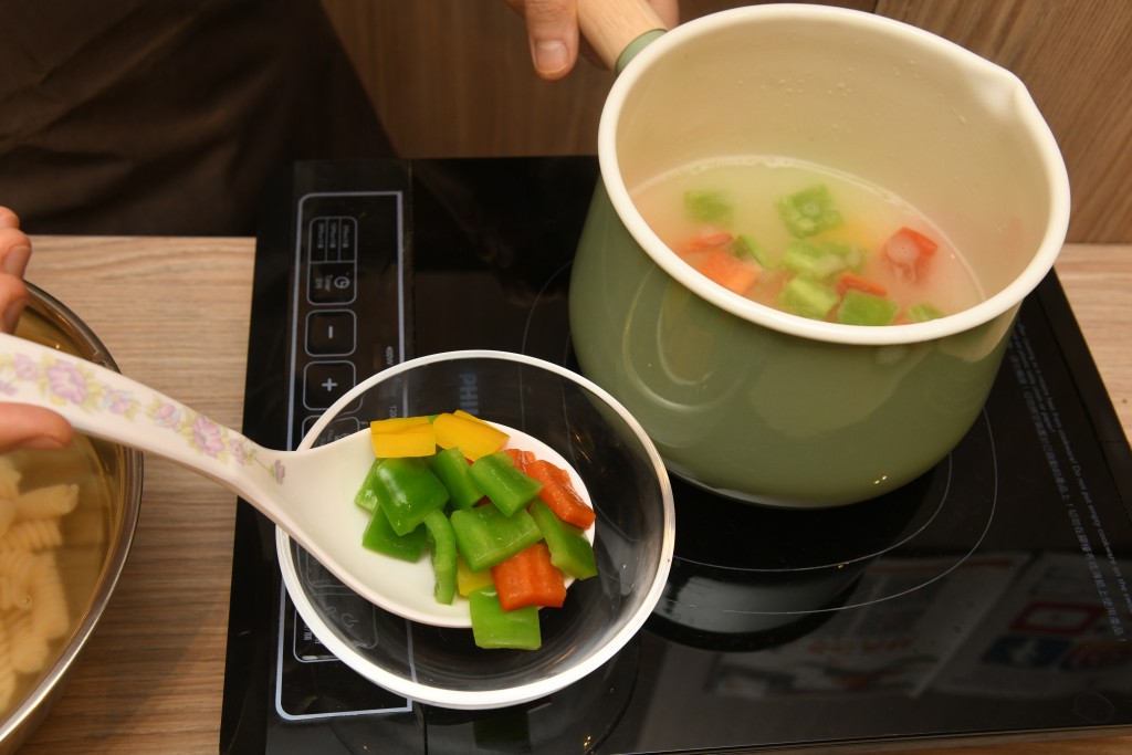 Step 7: 甜椒盛起待涼。 Transfer the bell pepper to a plate and let them cool.