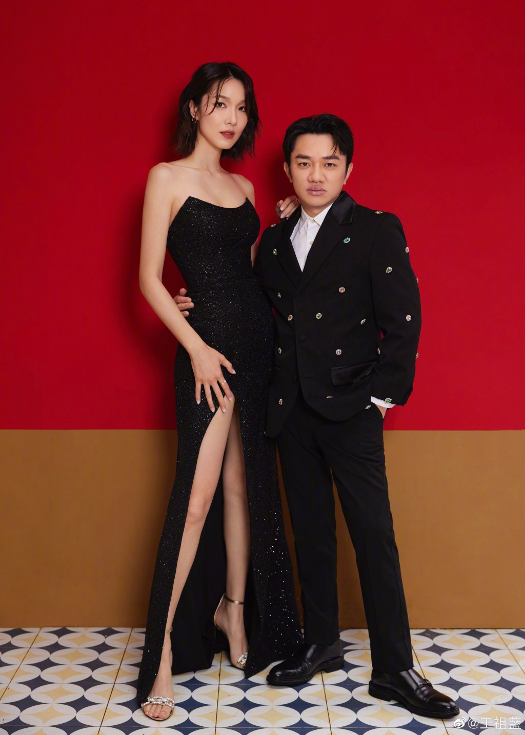 王祖蓝于2015年与李亚男结婚，同年以老婆李亚男名义，豪掷1.1亿元购入白石角逸珑湾II顶层特色户。