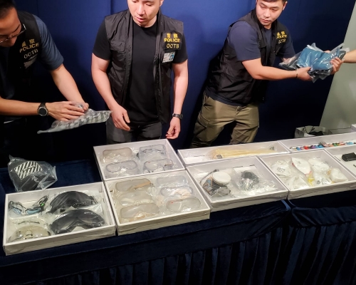 在場人士遺下眼罩。