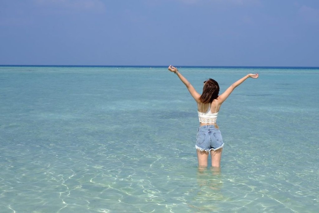 背面，擁抱大海。