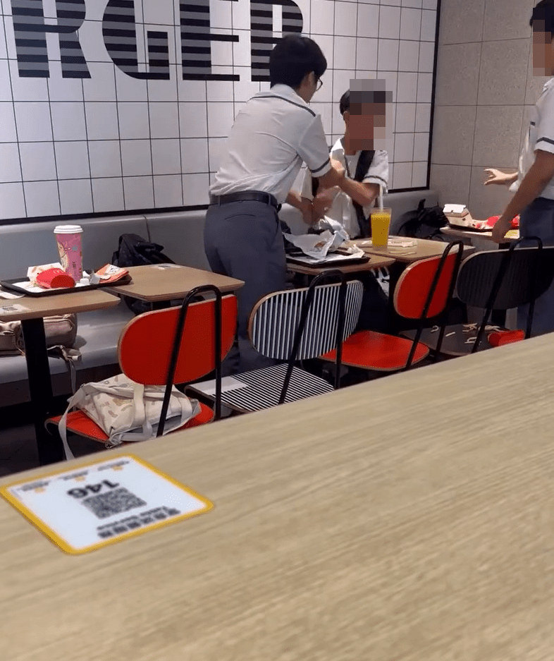 一名四眼男生被人捉實雙手。fb：中港改車斗陰影片關注組