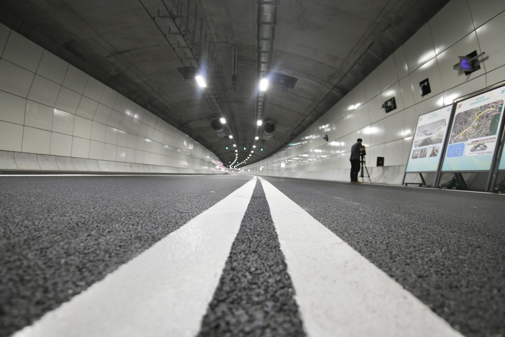 中九龍繞道(油麻地段)貫通連接西九龍的油麻地至東九龍的啟德和九龍灣一帶。 中九龍繞道(油麻地段)貫通連接西九龍的油麻地至東九龍的啟德和九龍灣一帶。