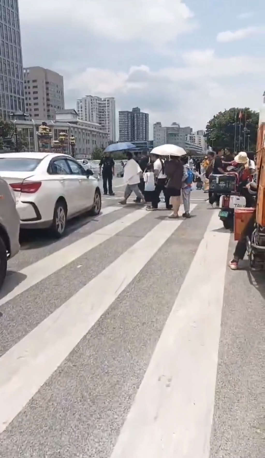 越野車昆明鬧市撞行人逃逸。X 越野車昆明鬧市撞行人逃逸。X