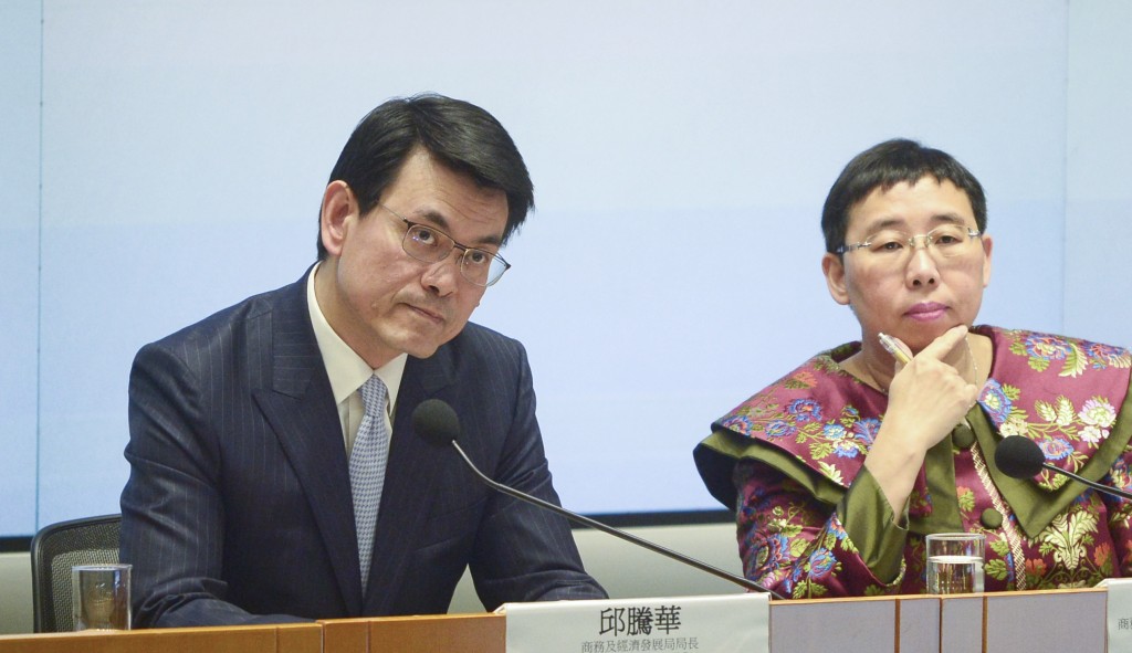 2018年一场政府记者会中，利敏贞（右）以「大红袍」示人，获上司、时任商经局长邱腾华（左）力撑。资料图片