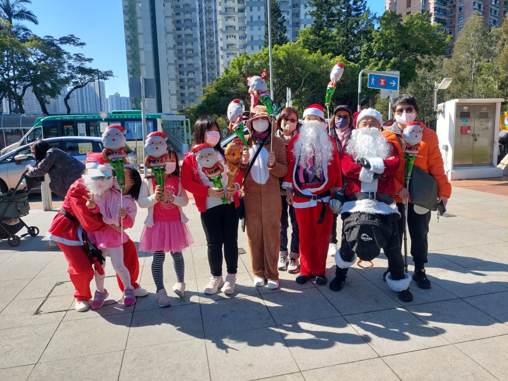水上圣诞老人在荃湾及青衣送礼合照，获巿民夹道欢迎。(受访者提供)