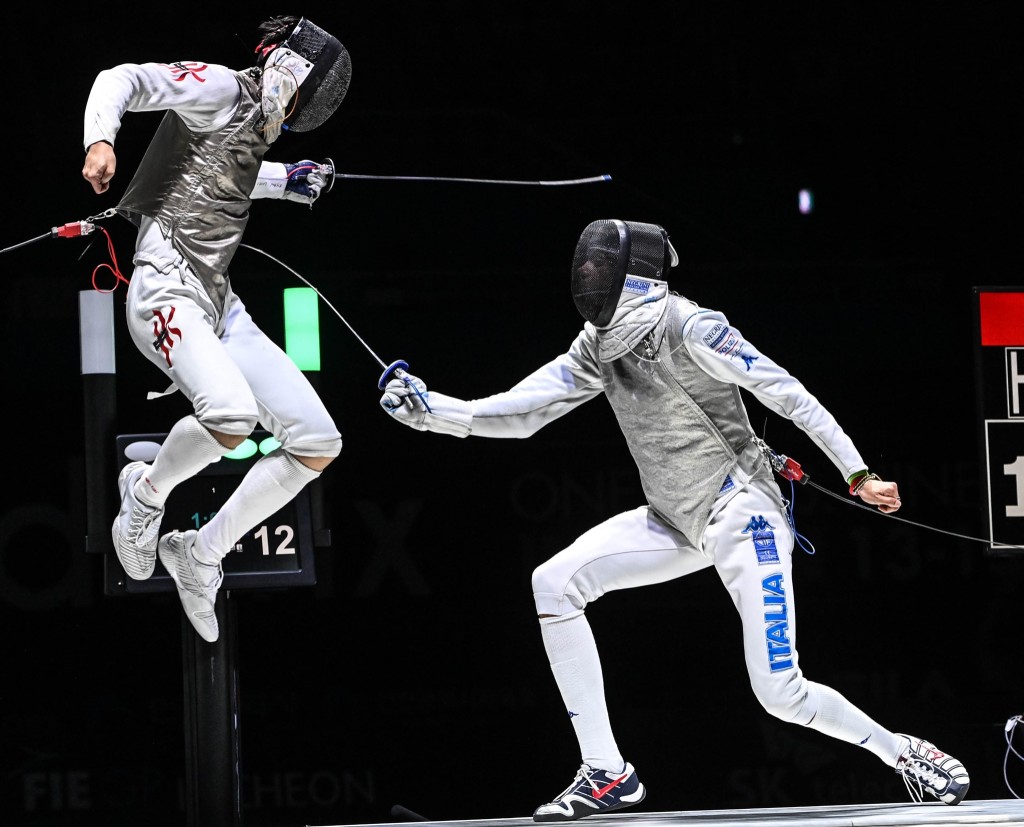 蔡俊彦（左）于决赛施展浑身解数。国际剑联facebook图片