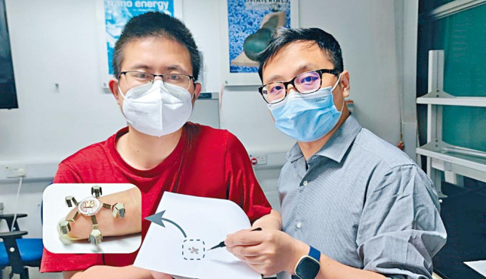 軟體機械人尺寸只有手指頭般大小。張立教授（右）及研究第一作者、中大博士生董悅（左）。