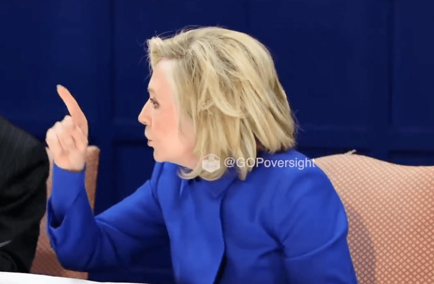 博伯特被指在未經許可下私自拍攝希拉里的照片,此舉觸發希拉里怒火,她當眾怒斥:「這簡直是典型作秀!」 博伯特被指在未經許可下私自拍攝希拉里的照片,此舉觸發希拉里怒火,她當眾怒斥:「這簡直是典型作秀!」