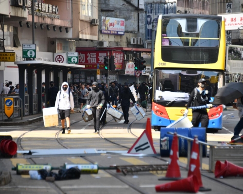 運輸署表示,今早全港多區的突發事故導致公共運輸服務受到嚴重影響,超過70組受破壞的交通燈尚待恢復運作。
