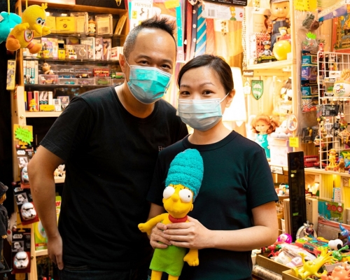 懷舊玩具專門店店主Alan(左)。