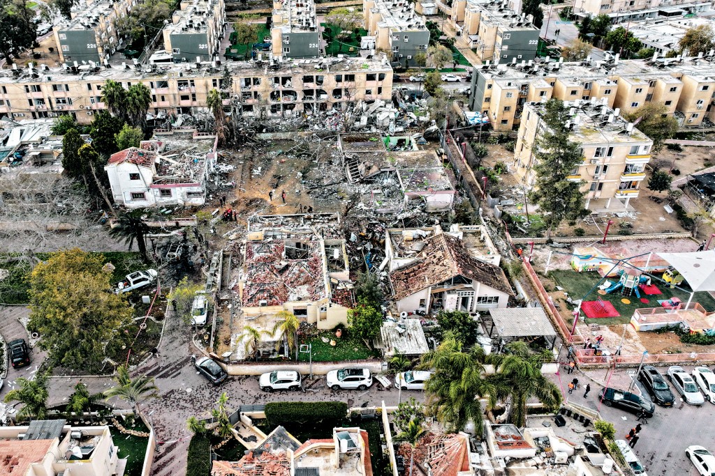 伊朗昨日發射導彈襲擊以色列南部城鎮迪莫納的民居。