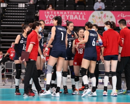 中國女排在奧運測試賽和日本女排交手。 中國女排官方微博圖片
