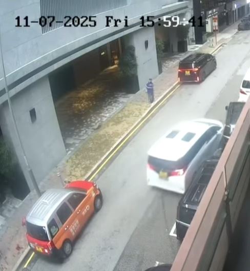 白色七人車突然撞向路邊另一部黑色七人車，嚇煞途人。FB：Bosco Chu@馬路的事討論區