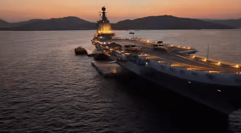 山東艦的威武氣勢固然令人感到震撼,而其夜泊維港的畫面同樣優美,令人神往。 山東艦的威武氣勢固然令人感到震撼,而其夜泊維港的畫面同樣優美,令人神往。