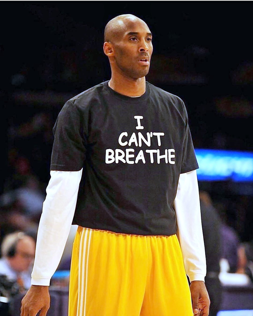 NBA已故巨星高比拜仁的遺孀分享一張高比拜仁穿著印有「我無法呼吸」(I Can't Breathe)T恤的舊照。
