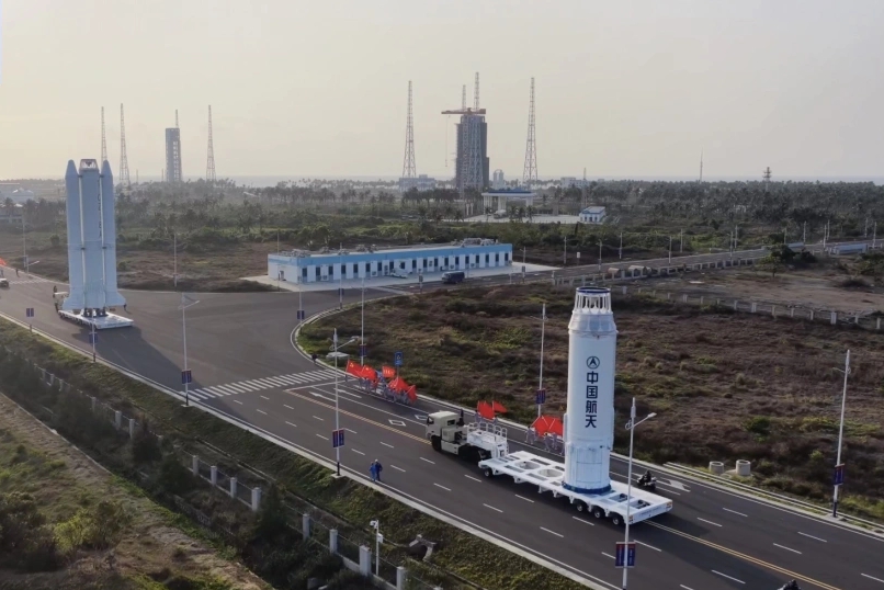 长征八号甲遥八火箭转运至发射区。 央视