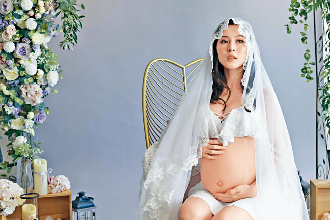 王敏奕的孕肚造得很真。
