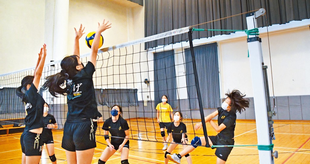 協恩中學排球隊勤加練習追趕進度，態度積極。