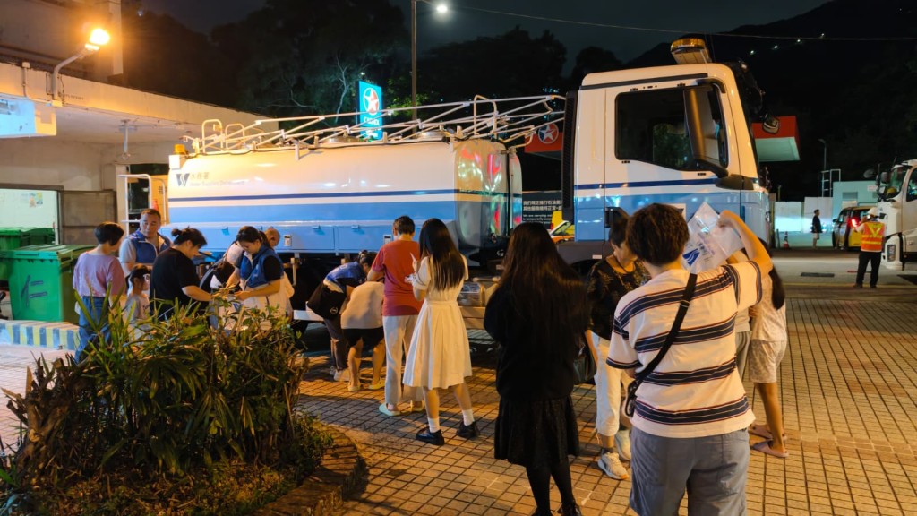 街坊落樓排隊取水。 街坊落樓排隊取水。