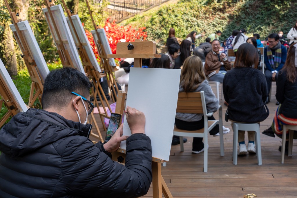 有特殊需要的大小朋友在表達藝術治療師的引導和帶領下，透過畫畫等抒發內心感受。林定國fb