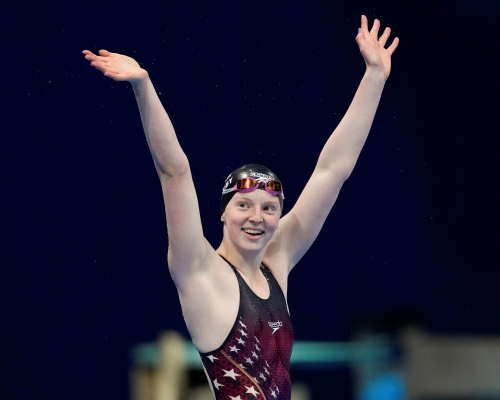 積歌比奪女子100米蛙泳金牌。AP