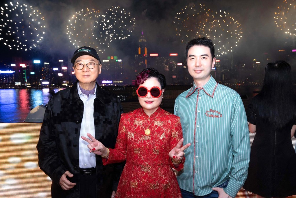  陳淑芬和丈夫陳柳泉及兒子陳家豪一起合照。