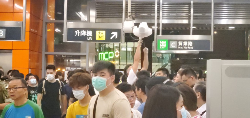 有示威者圍封閉路電視鏡頭