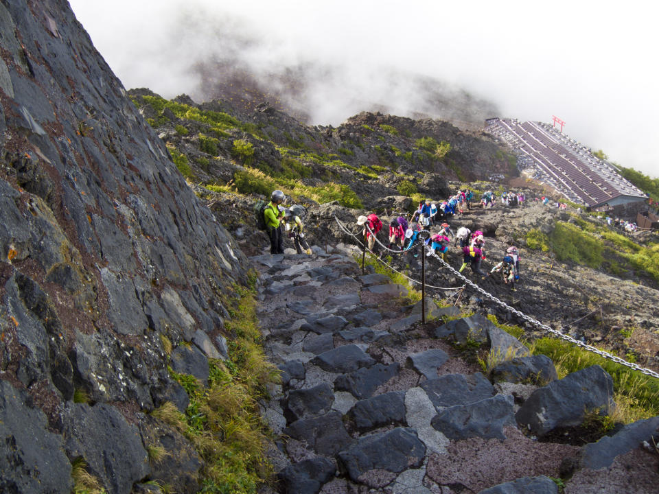 富士山7月1日起開放攀登，將設登山限制。法新社