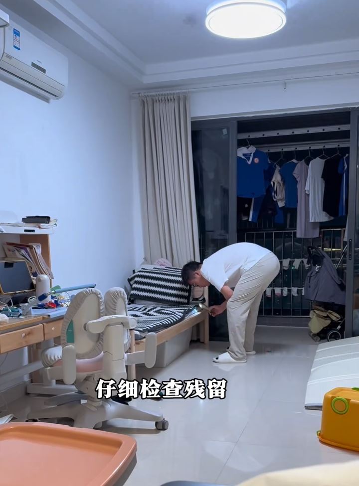 “虫妈”家人尝试清理被玻璃纤维污染的家具。抖音