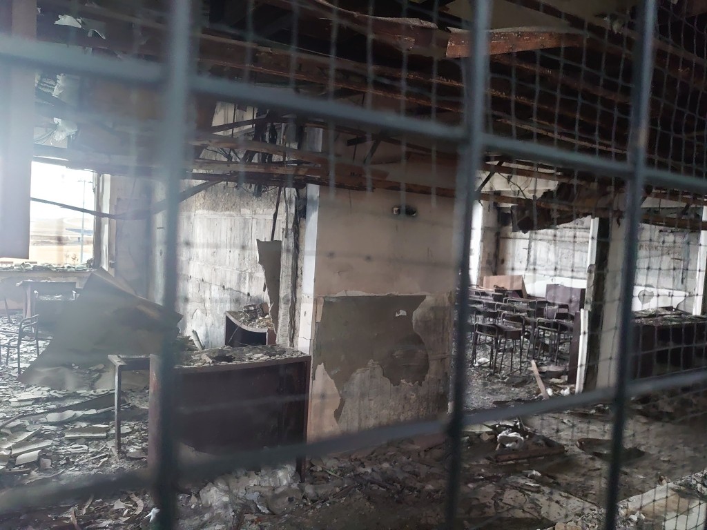 教室在火災下被焚毀。網圖