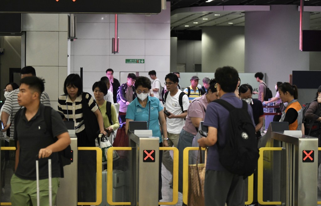 復活節假期最後一日，西九龍高鐵站入境人流增加。何君健