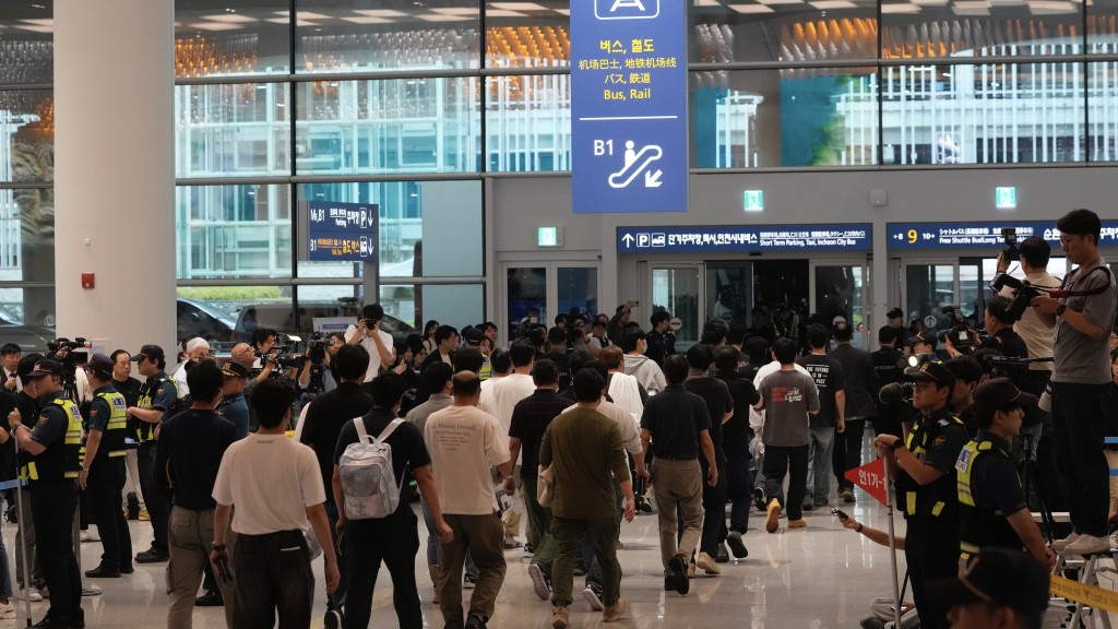獲釋南韓工人離開仁川機場。 美聯社
