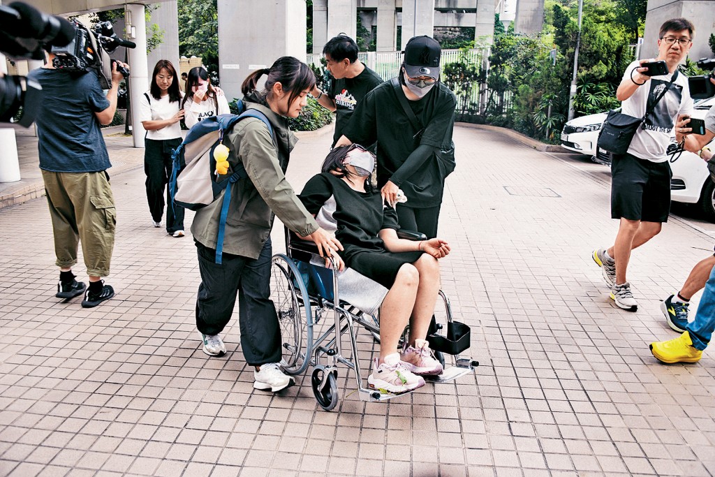 死者陳俊賢胞姊昨認屍後情緒激動，一度暈眩，需乘坐輪椅，由親友推離現場。